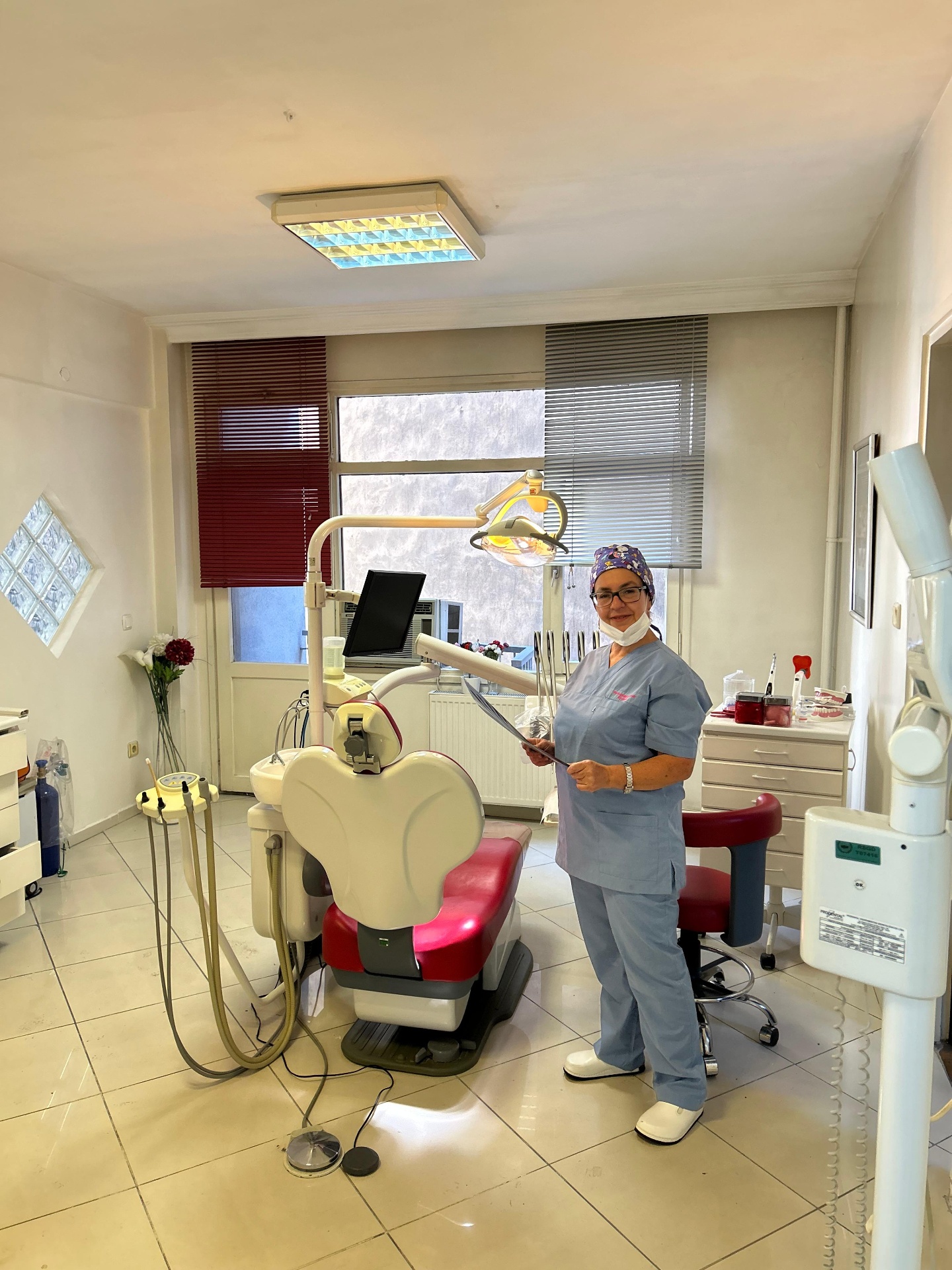 Diş Hekimi H. Sevim Demir tedavi odasında